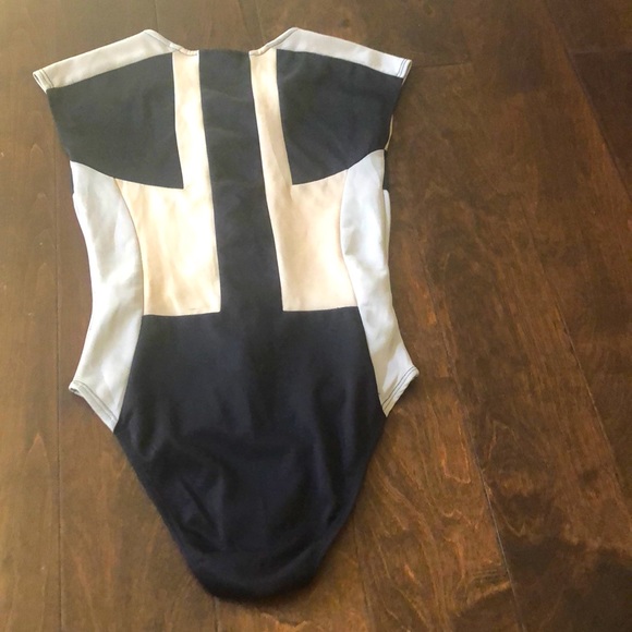 Color blocking bodysuit - Picture 3 of 4